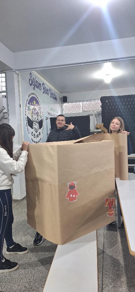 Membros do grêmio realizando as confecções da caixa para recolher as doações da Campanha do Agasalho