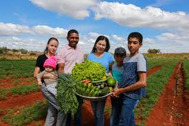 Imagem de uma familia batalhadora, a qual representa a importancia da Agricultura Familiar